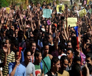 مصر اليوم - طلاب الإخوان في جامعة الإسكندرية يتظاهرون احتجاجاً على ترشح السيسي