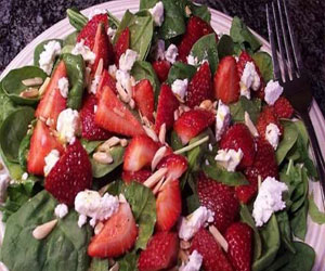   مصر اليوم - سلطة السبانخ بالفراولة