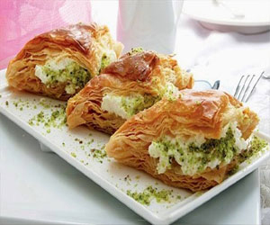   مصر اليوم - مثلثات بعجينة الفايلو والكريمة