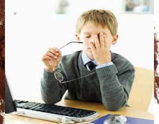   مصر اليوم - قضاء ساعات طويلة أمام شاشات الكمبيوتر يهدد الصبية بهشاشة العظام