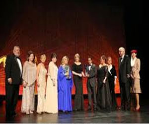   مصر اليوم - مسرح هوليود يحتفل بتكريم الفائزات دارلي اوورد ـ الشيخة فاطمة بنت مبارك 