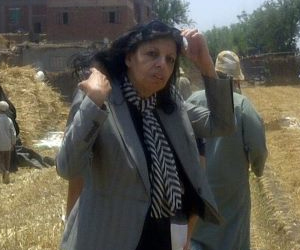   مصر اليوم - العالمة زينب الدِّيب تزور سوهاج لبدء تنفيذ مشروع القريَّة النموذجيَّة