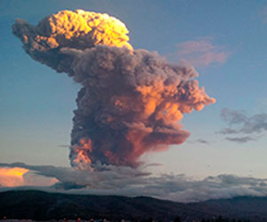   مصر اليوم - بركان تونجوراهوا بالإكوادور يطلق عمود دخان