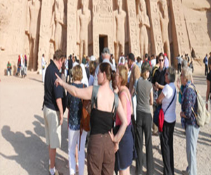   مصر اليوم - وفد سياحي ألماني يزور منطقة هرم ميدوم في الوسطى