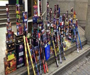 مصر اليوم - ضبط شخص بحوزته 300 ألف قطعة العاب نارية قبل بيعها للإخوان