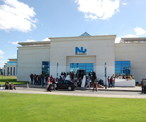   مصر اليوم - محلّب يزور جامعّة النيل ويلتقي بالطلّاب لحل مشاكلهم