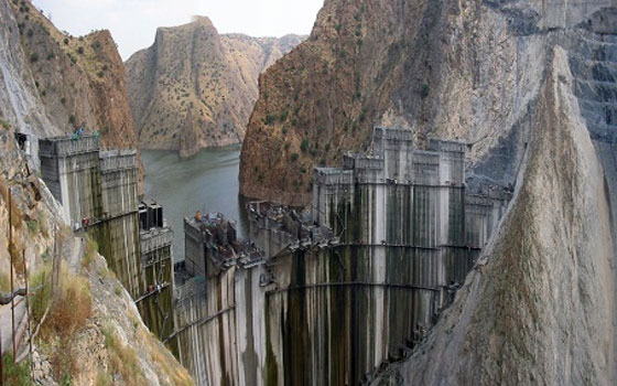   مصر اليوم - مصر لن تموّل سدّ النّهضة الأثيوبي والخارجيّة تبيّن أنَّ الإعلام نقل تصريح فهمي مغلوطًا