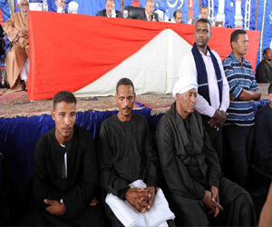   مصر اليوم - سكرتير محافظ الأقصر يشهد الصلح بين عائلتي آل حرب و العماري في إسنا