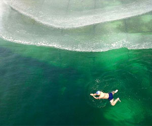   مصر اليوم - مياه النهر الباردة تنقذ صينيًا من الانتحار