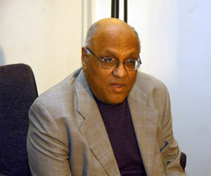   مصر اليوم - هيكل والمسلماني والغيطاني في احتفالية عيد ميلاد القعيد الـ 70