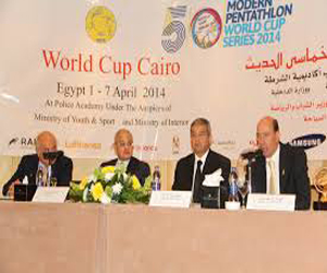   مصر اليوم - عبد العزيز يلتقي رئيس الاتّحاد الدّولي للخماسي