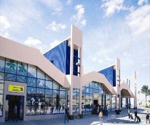 مصر اليوم - وصول 4995 سائحًا على متن 32 طائرة إلى مطارمرسى علم