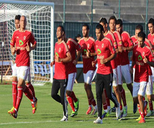 مصر اليوم - الـكاف يُحدد حُكام مباراتي الأهلي والدفاع المغربي