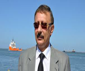   مصر اليوم - رئيس هيئة مواني بورسعيد يكرّم الموظفين المثاليّين