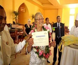   مصر اليوم - تكريم سائحة بلجيكية تزور الأقصر للمرة المائة