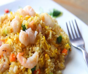   مصر اليوم - الأرز المقلي بالجمبري