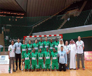 مصر اليوم - الأهلي السعودي يواصل صدارته لدوري كرة اليد