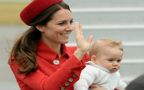   مصر اليوم - رياح عاصفة تكشف عن ساقَيْ دوقة كامبريدج على الرغم من طول المعطف