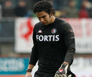   مصر اليوم - إكرامي يطلب مساواته بثلاثي الأحمر فتحي وعاشور والسعيد