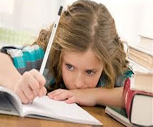 مصر اليوم - أداء الواجبات المدرسة بدلاً من طفلك يجعله اتكاليًا