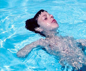   مصر اليوم - غرق بريطانيتين أثناء محاولتهما إنقاذ أطفالهما