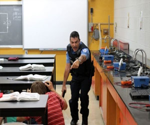   مصر اليوم - فصل تلميذ أميركي لأنه حرّك قلمه على شكل مسدّس