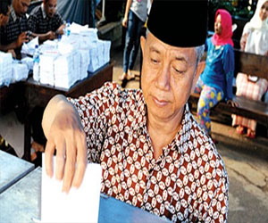   مصر اليوم - فتح مراكز الاقتراع في الانتخابات التشريعية الإندونيسية