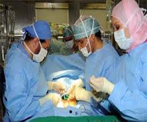   مصر اليوم - طبيب سعودي يجري عملية فصل توأم عراقي في مستشفي الرياض