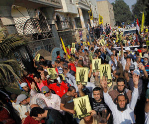 مصر اليوم - أعضاء جماعة الإخوان يتظاهرون في بُورسعيد للإفراج عن المحبوسين