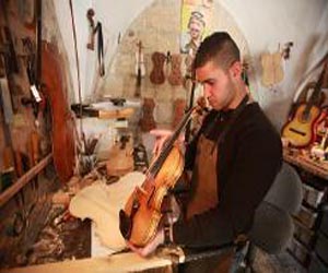   مصر اليوم - شاب فلسطيني يمتهن صناعة الكمنجات بمعدات اوروبية ويسوقها عالميًا