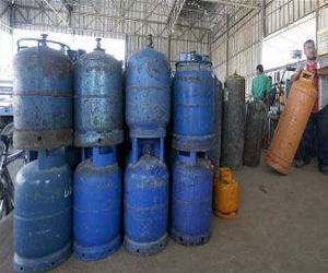 مصر اليوم - تموين سوهاج تقبض على مروّج اسطوانات غاز في السوق السوداء