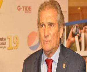   مصر اليوم - مانويل جوزيه يقدم واجب العزاء في والد محمد بركات