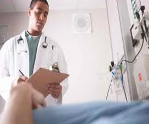   مصر اليوم - مريض بالسكتة الدماغية يستمع للأطباء وهم يتحدثون عن التبرع بأعضائه