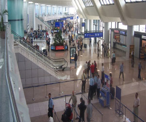   مصر اليوم - تشديد الرقابة في المطارات الجزائرية