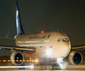   مصر اليوم - الخطوط السعودية توفر 114 جهازاً لإصدار بطاقات صعود الطائرة