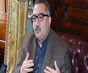   مصر اليوم - إبراهيم عيسي شارك الأبنودي الاحتفال بعيد ميلاده