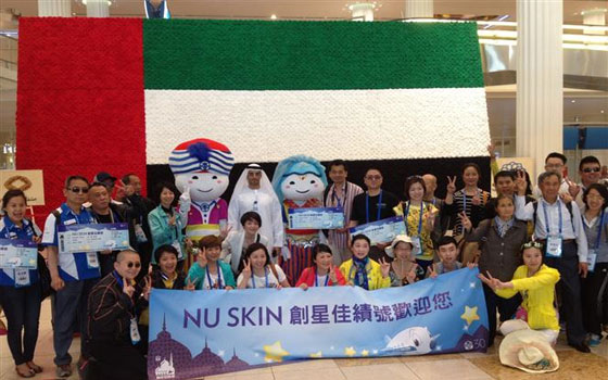   مصر اليوم - مطار دبي يودع أول مجموعة من سياح شركة نيو سكن الصينيَّة بالورود