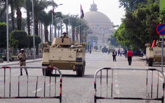   مصر اليوم - قوات الأمن تَفرِض تشديدات أمنيّة في ميداني محمود والنهضة في الجيزة