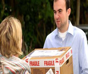   مصر اليوم - امرأة تستتلم بطاقتي عيد ميلاد بعد إرسالها بـ45 عامًا