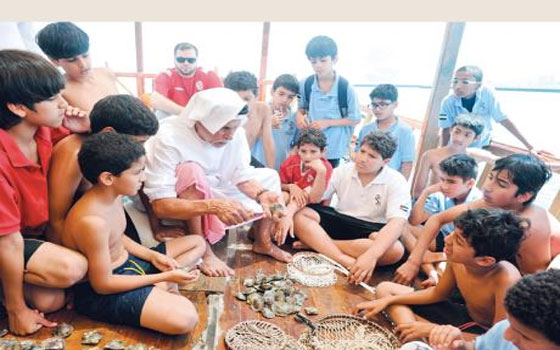   مصر اليوم - طلاب ملتقى الثريا يهدون الرئيّس الإماراتي لوحة فنيّة رائعة