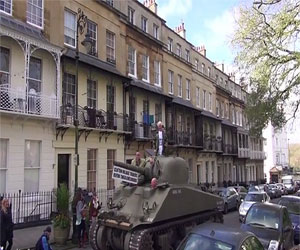   مصر اليوم - رجل بريطاني يستخدم دبابة للاحتجاج ضد بلدية بريستول