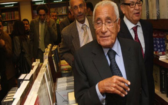 مصر اليوم - هيّكل يرسم خارطّة الطريق للرئيّس القادم لكي يعبر بمصر من النفق المُظلم