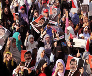 مصر اليوم - سلاسل بشريّة لنساء ضدّ الانقلاب في بورسعيد