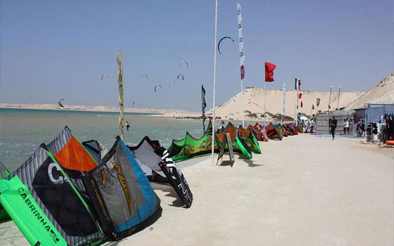   مصر اليوم - مدينة الداخلة المغربيّة مركب عائم في المحيط تراقصه الرياح القويّة