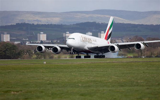   مصر اليوم - تَدفُّق المئات من هواة المراقبة على مطار غلاسكو لمشاهدة الطائرة إيه 380