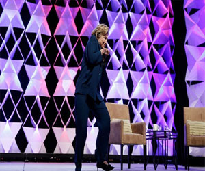   مصر اليوم - أميركيّة ترمي هيلاري كلنتون بالحذاء