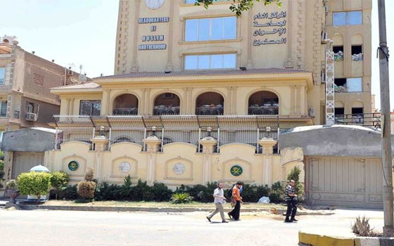 مصر اليوم - الإخوان المسلمين تُهاجم قرار محلب بالقبض على أيّ عضو ينتمي إلى الجماعة