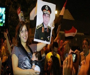   مصر اليوم - مؤيدو السيسي يرفعون صوره في القائد إبراهيم