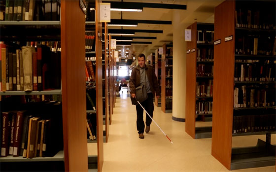   مصر اليوم - محمد الشَّافعي قصة طالب كفيف تحدَّى الإعاقة في الجامعة الأميركيَّة في القاهرة