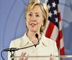   مصر اليوم - هيلاري كلينتون تتعرض للرشق بحذاء في لاس فيغاس